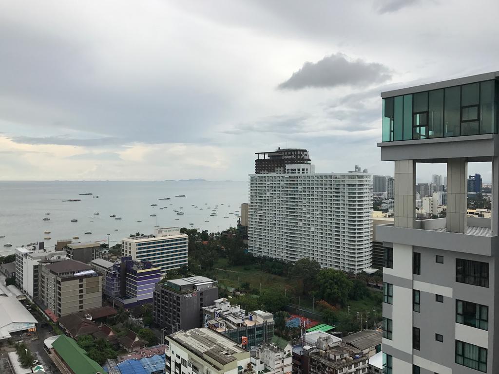 Appartamento The Base Highfl Seaview Pattaya Esterno foto